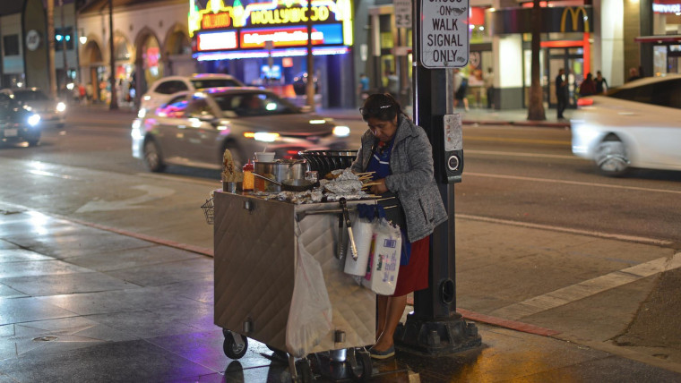 L.A. گروه ها برای فروشندگان خیابانی تجمع می کنند ، در طول coronavirus ، یک نجات بسیار مورد نیاز ، تعطیل می شوند