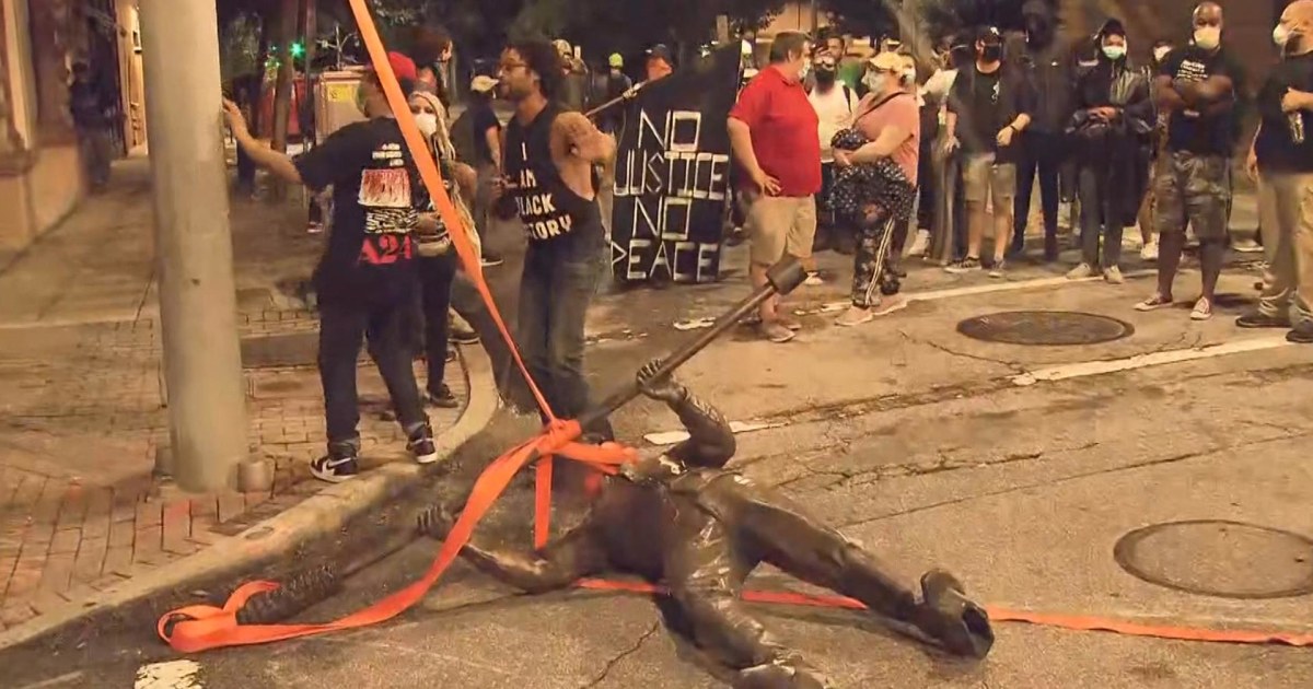 Raleigh protesters tear down Confederate statue