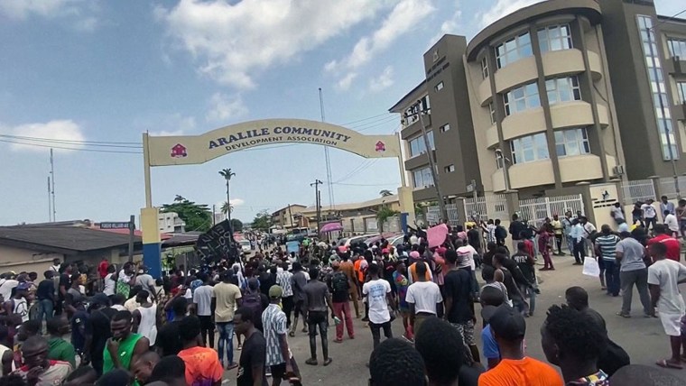 Watch Police Open Fire On Protesters In Lagos Nigeria